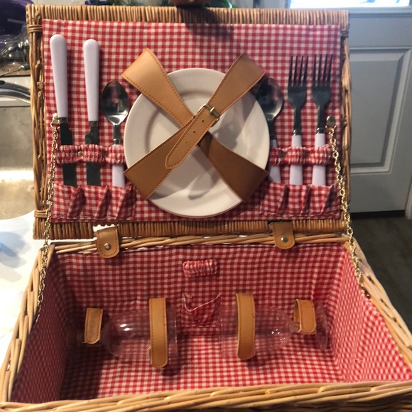 New picnic basket - Picture 1 of 4